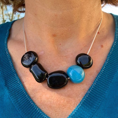 Pushi collier galets verre de murano noir et turquoise