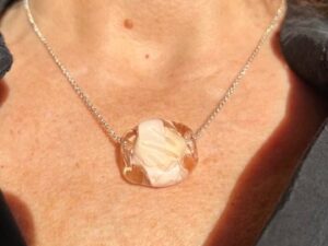 Pushi collier artisanal nude en verre de Venise perle unique Alouma