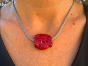 Pushi collier rouge perle de verre plate