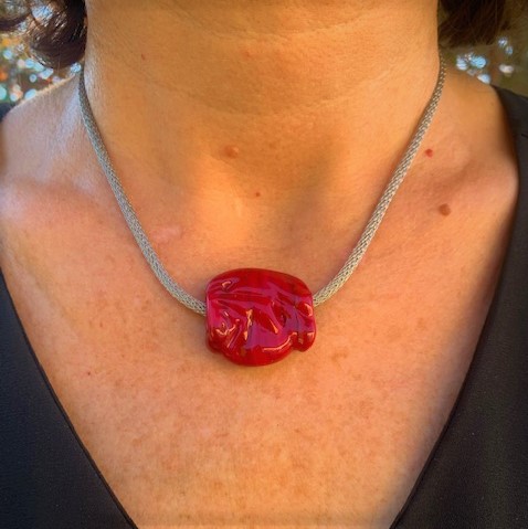 Pushi collier rouge perle de verre plate