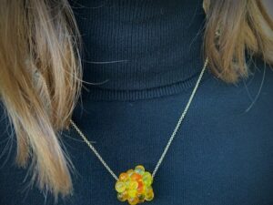 Pushi collier une perle de verre jaune à bulles