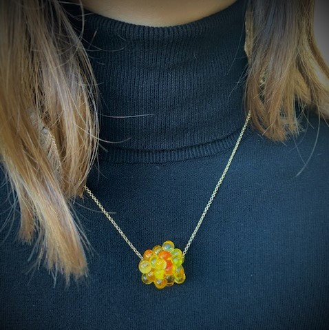 Pushi collier une perle de verre jaune à bulles