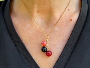 Collier artisanal trois perles en verre filé rouge Ashani