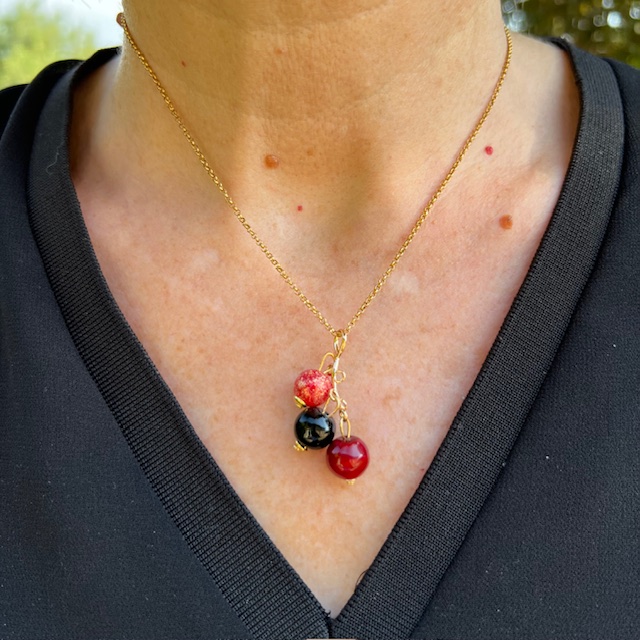 Collier artisanal trois perles en verre filé rouge Ashani