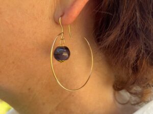Créole plaqué or perle en verre Murano violet irisé pour cadeau femme