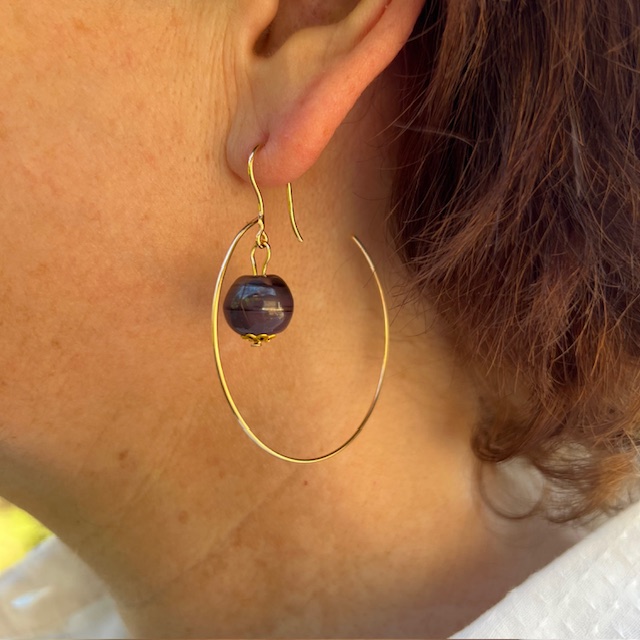 Créole plaqué or perle en verre Murano violet irisé pour cadeau femme