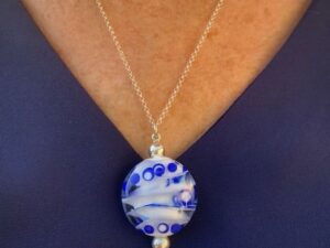 Pushi pendentif blanc et bleu verre murano