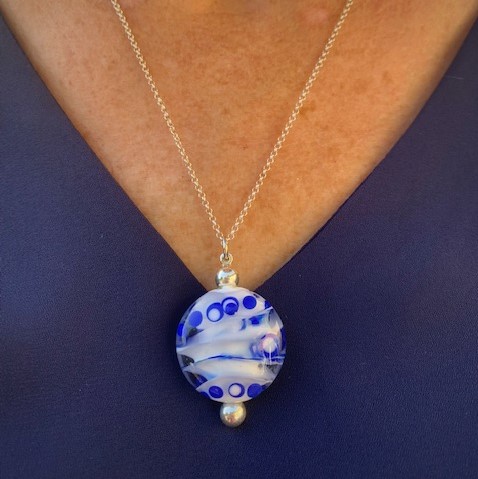 Pushi pendentif blanc et bleu verre murano