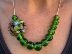 Pushiverre collier artisanal perles verre transparent vert