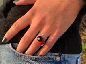 bague argent deux perles de verre noir et rouge
