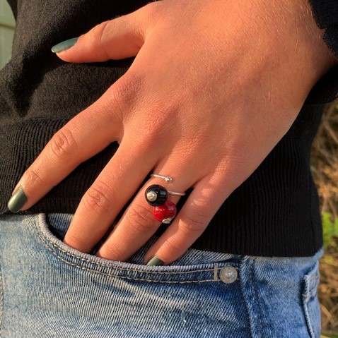 bague argent deux perles de verre noir et rouge
