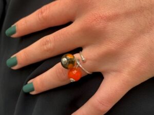 Pushi bague argent deux perles de verre orange et gris à pois
