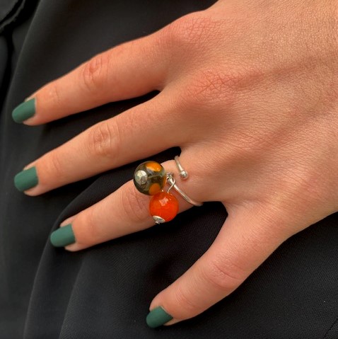 Pushi bague argent deux perles de verre orange et gris à pois