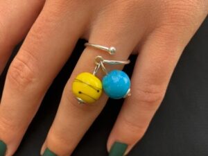 bague de createur en argent perles de verre jaune et turquoise