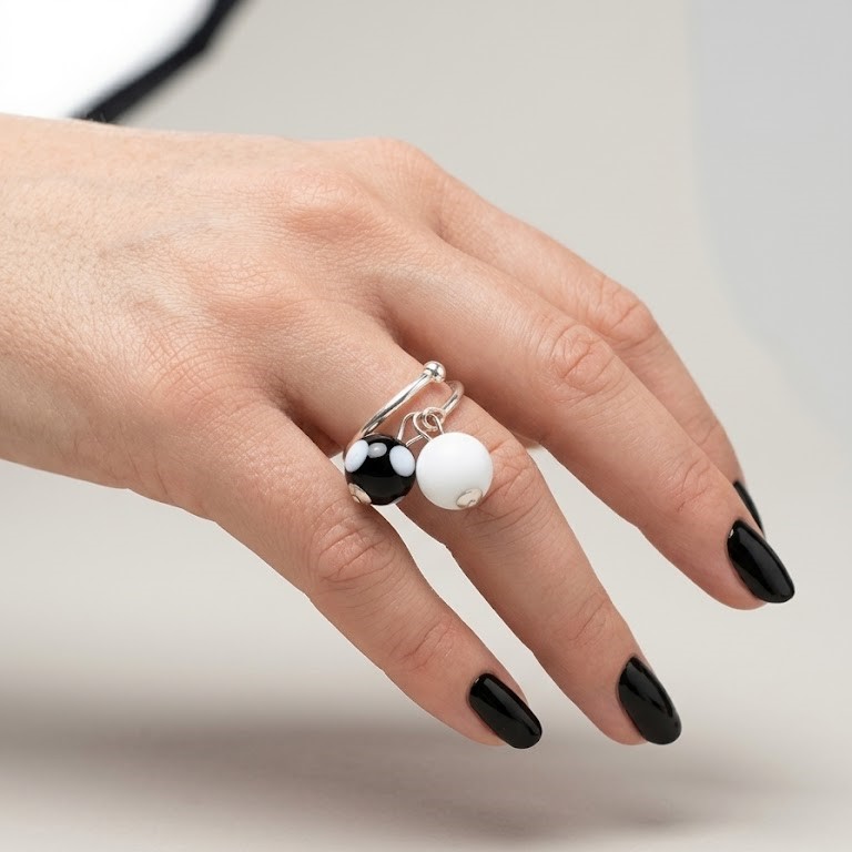 bague pour femme en argent 925 réglable deux perles en verre artisanale blanc et noir