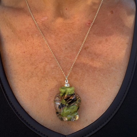 Pushi pendentif en verre filé au chalumeau kaki et or