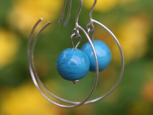 bo_creole_turquoise voici une paire de boucles d'oreilles creole en verre coloris turquoise