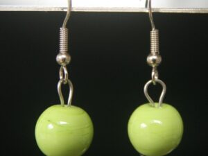 boucle oreille en verre de murano coloris vert anis boucle oreille en verre de murano coloris vert anis