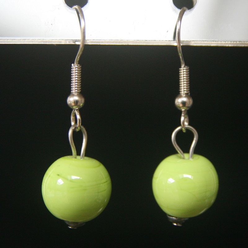 boucle oreille en verre de murano coloris vert anis