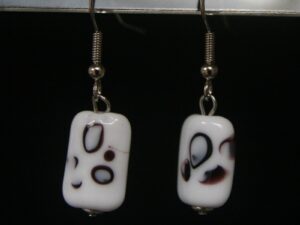 boucle oreille rectangulaire en verre de murano coloris blanc noir boucle oreille rectangulaire en verre de murano coloris blanc noir