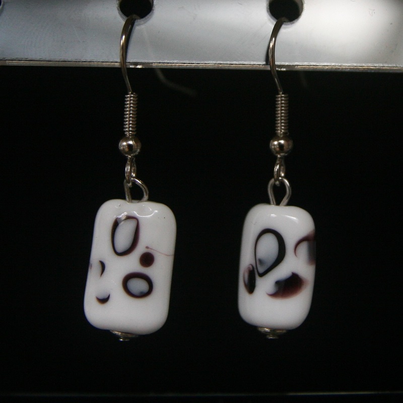 boucle oreille rectangulaire en verre de murano coloris blanc noir