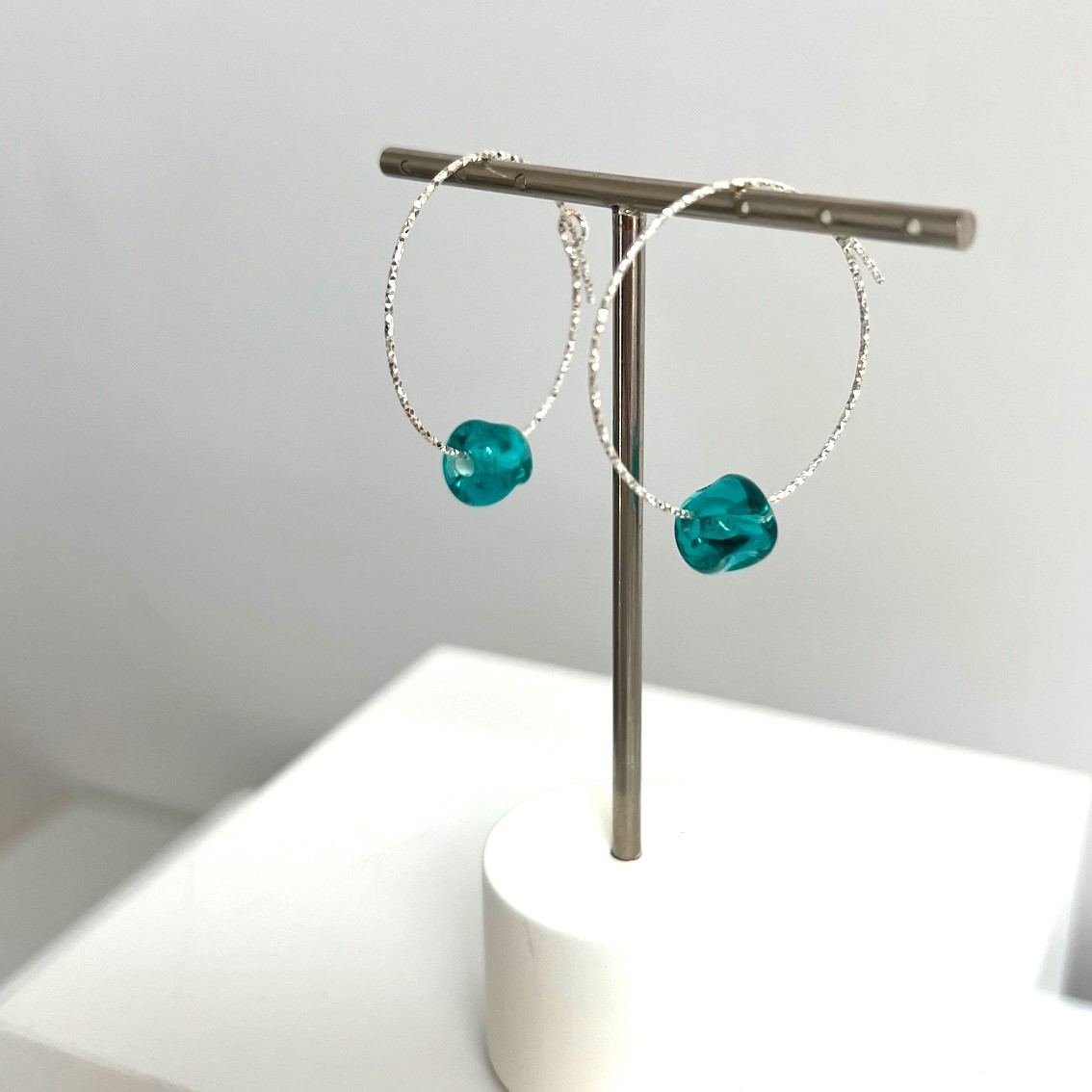 Créoles Scintillantes en Argent 925 et Perle de Murano Facettée - Vert Émeraude