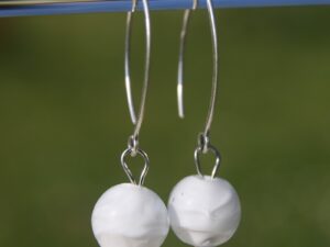 boucles oreilles crochet en argent blanc et transparent boucles oreilles crochet en argent blanc et transparent