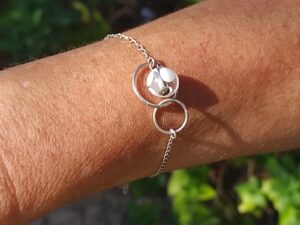 bracelet deux anneaux en argent 925 et une perle de verre