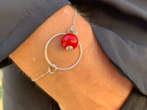bracelet un anneau en argent et perle rouge de murano