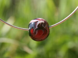 cable argent 925 avec perle de verre de Murano rouge noir et blanc cable argent 925 avec perle de verre de Murano rouge noir et blanc
