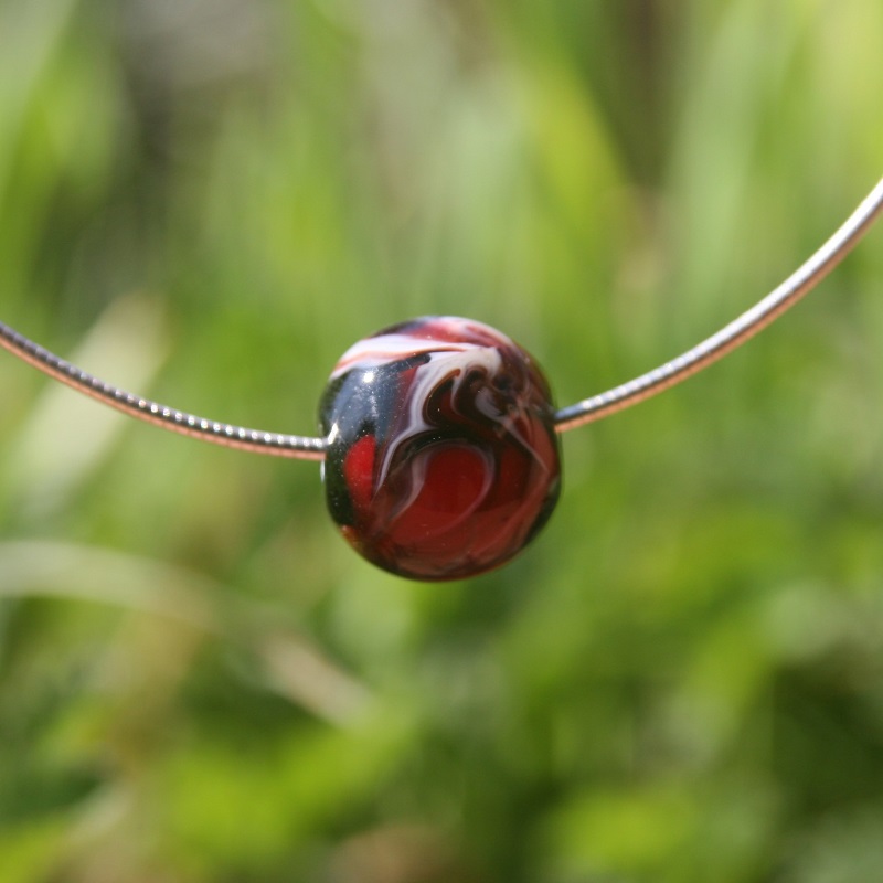 cable argent 925 avec perle de verre de Murano rouge noir et blanc