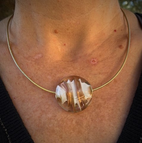 Collier plaqué or perle de verre de murano blanche et or Ornella – Image 2