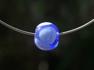 cable en argent 925 avec perle de verre de Murano transparente bleu à pois cable en argent 925 avec perle de verre de Murano transparente bleu à pois