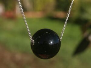 collier chaine argent une grosse perle ronde verre noir