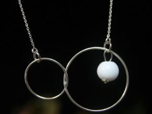 collier double anneau perle blanche opaque