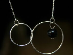 collier double anneau perle noire