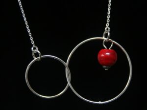collier double anneau perle rouge collier double anneau perle rouge