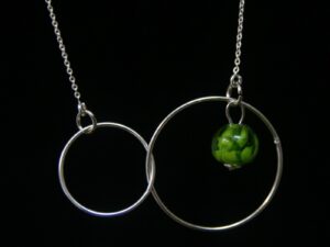collier double anneau perle vert clair transparent