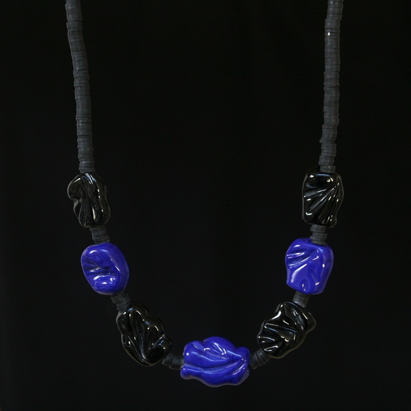 collier ethnique en perles de verre de murano noir et bleu