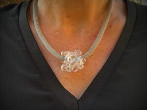 collier maille tressée perle de verre bulles transparentes