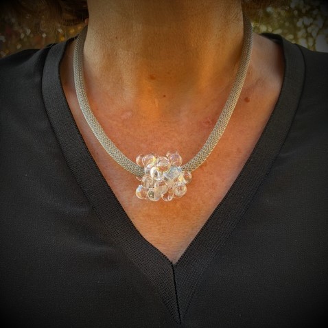 collier maille tressée perle de verre bulles transparentes