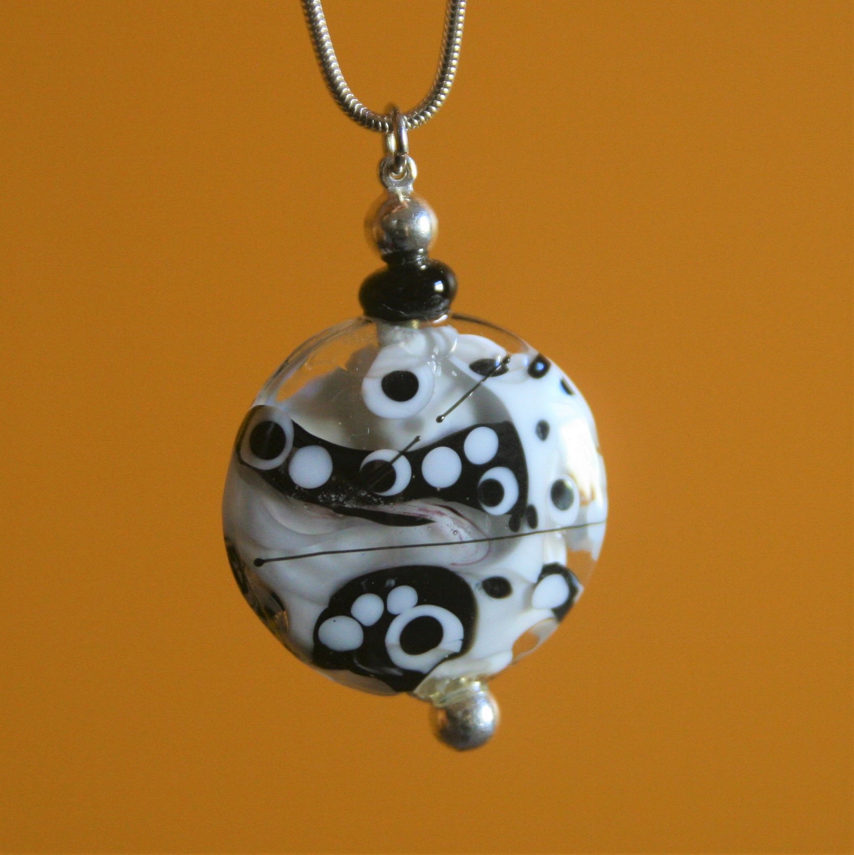 collier perle de verre blanche et noire