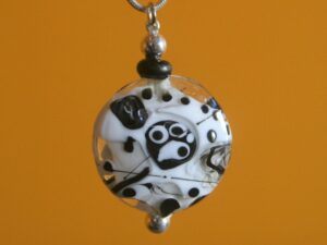 collier perle de verre blanche et noire (2)