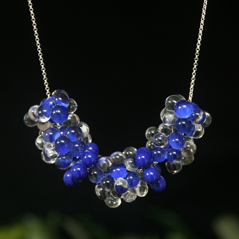collier perles bulles transparentes et bleu klein