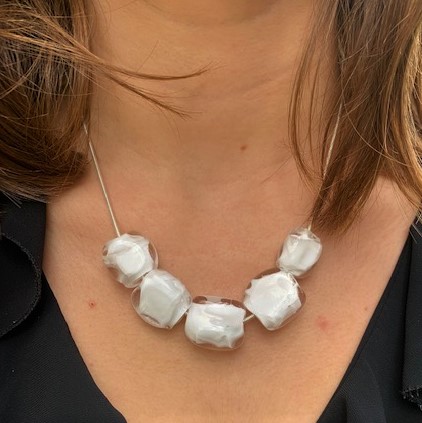 collier perles de verre plates blanches