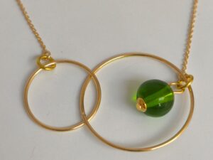 Collier toi et moi double anneau plaqué or avec perle en verre coloris vert transparent
