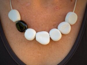 collier pushi perle murano blanc et noir plates