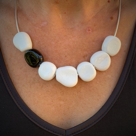 collier pushi perle murano blanc et noir plates