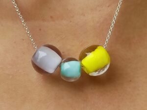 collier trois perles de verre Pushi