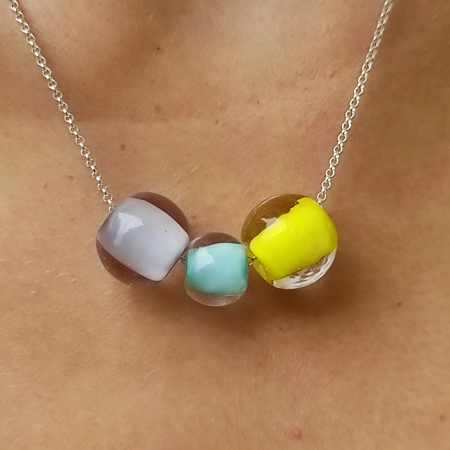 collier trois perles de verre Pushi